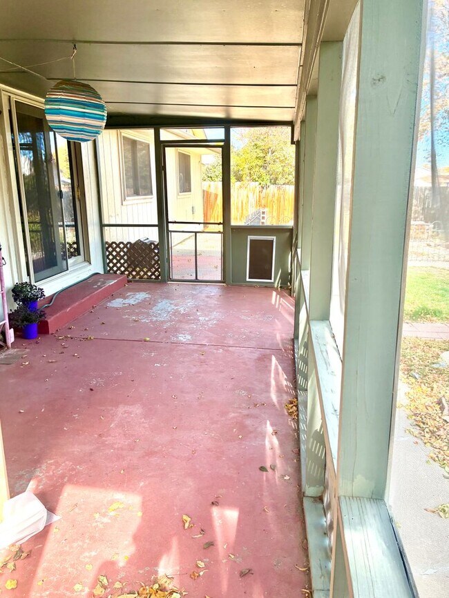 Building Photo - Beautiful open floorplan - 3 Bedroom/ 2 Bath - HUGE fenced backyard