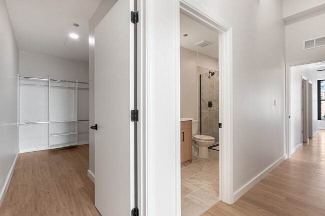 Building Photo - 805 N Milwaukee Ave