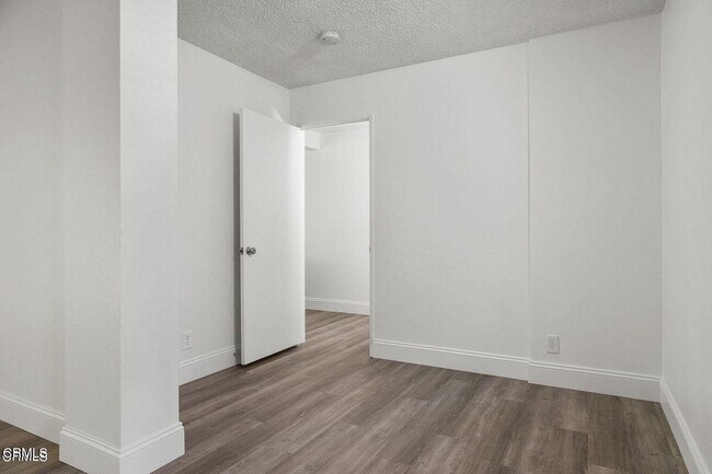 Building Photo - 255 S Ventura Rd