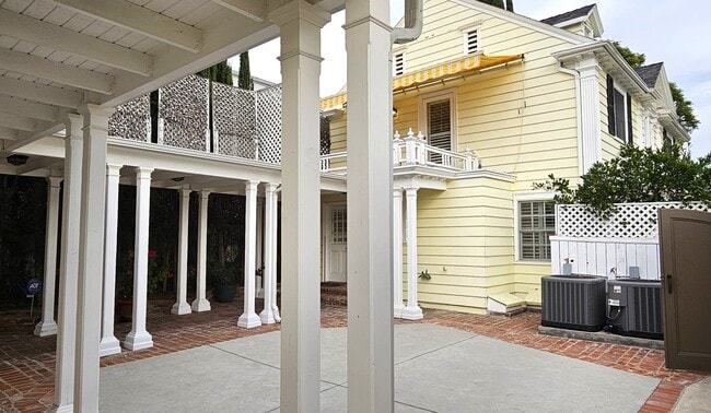 Building Photo - Stunning 3 Bedrooms, 2 Baths Valley Village home with detached, private Recording Studio