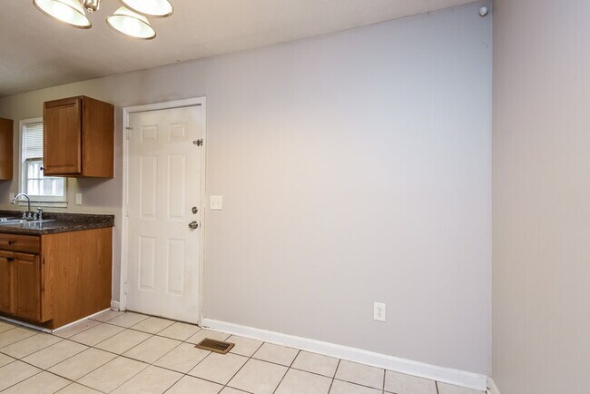 Building Photo - 3996 King Dr