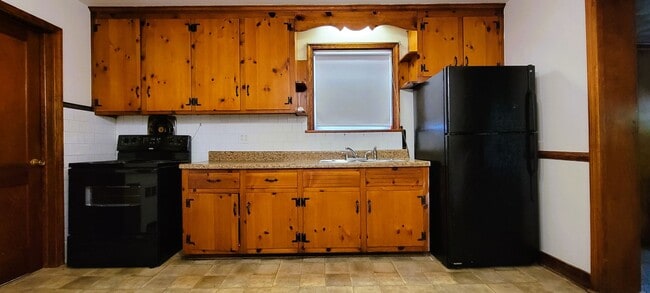 Building Photo - Brick ranch in Southside with large privat...