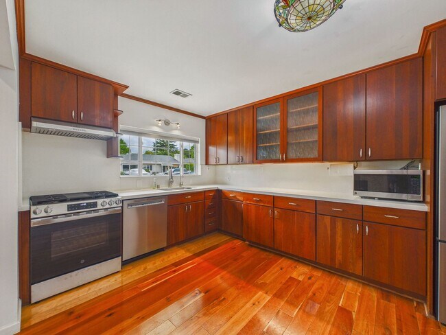 Building Photo - San Carlos home for rent plus studio in-law unit! $7,500
