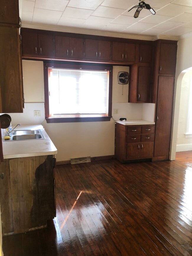 Building Photo - 2 Bedroom 1 bath