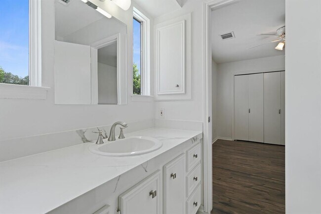 Building Photo - 10214 Inwood Dr