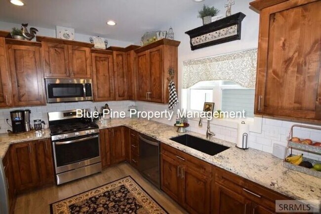 Building Photo - 705 Birmingham Ln