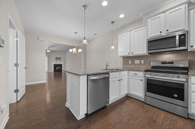 Building Photo - Gorgeous and Spacious 3 Bedroom Townhome, ...