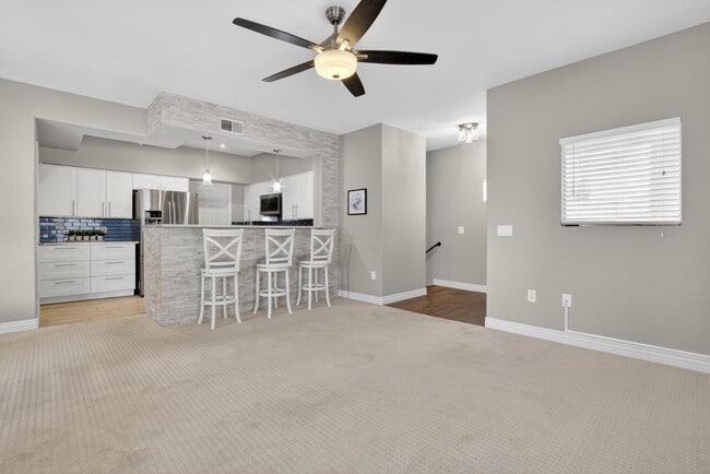 Building Photo - 7401 W Arrowhead Clubhouse Dr