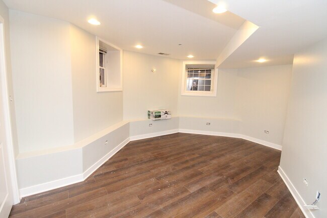 Building Photo - 1747 W Wallen Ave