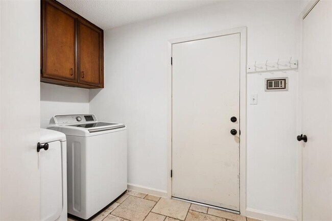 Building Photo - 3138 Honey Tree Ln