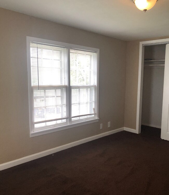 Building Photo - Gorgeous South KC Split Level