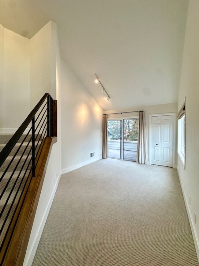 Building Photo - Riverfront Gated 2 Bedroom Luxury Condo!!