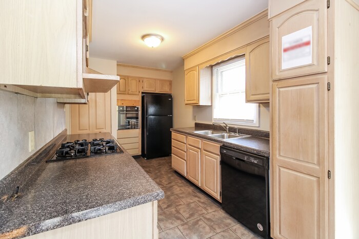 Building Photo - 310 Anchor Dr