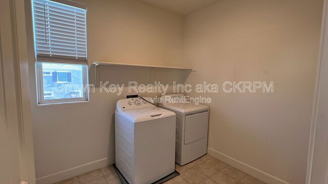 Building Photo - 448 Albertina Ave