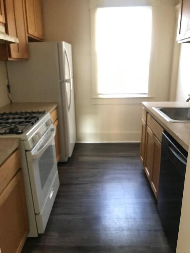 Building Photo - Spacious 5 bedroom house Centrally located to U of M Campus