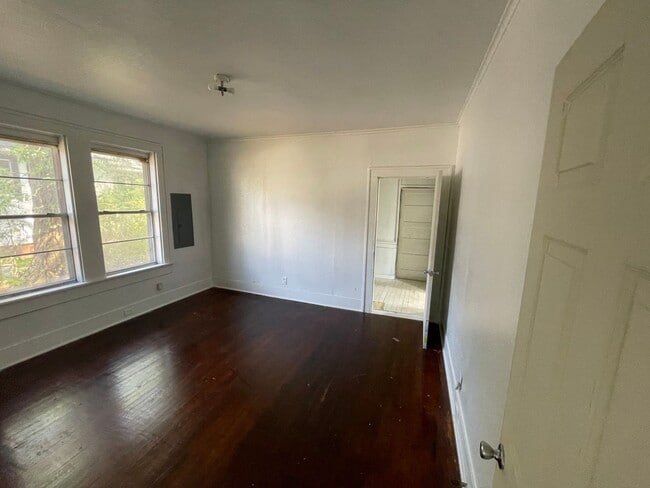 Building Photo - Remodeled 2 bedroom Home