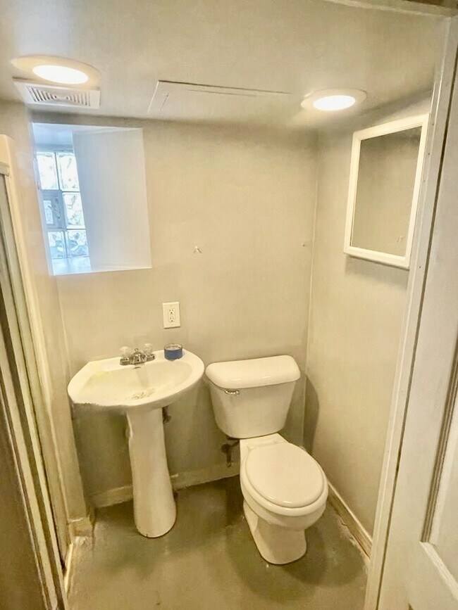 Building Photo - 339 Oak Rd