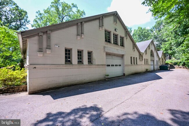 Building Photo - 6 Upland Rd