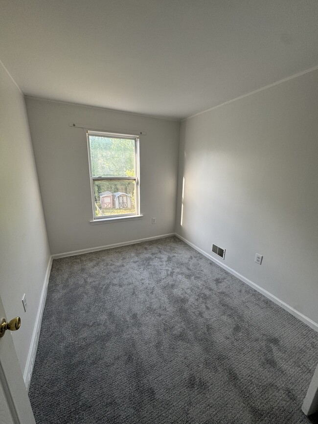 Building Photo - 817 Cove Ct