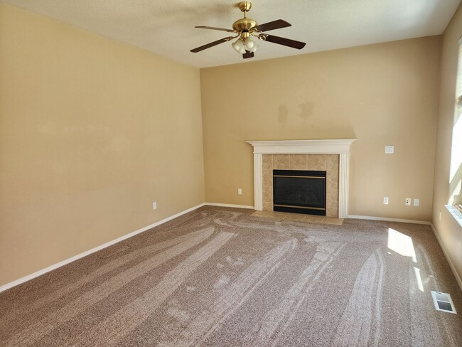 Building Photo - Bethany Home Available