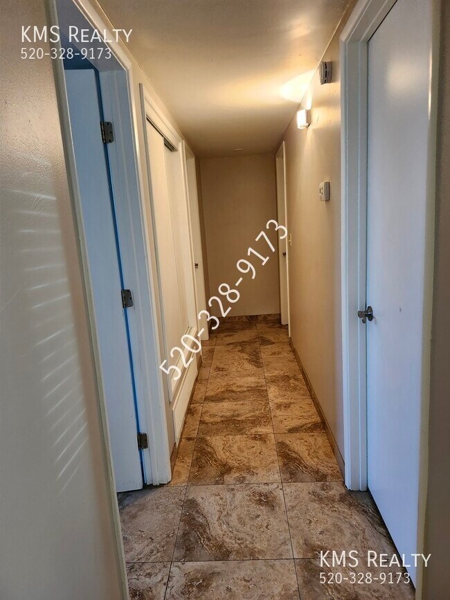 Building Photo - 2565 N Fair Oaks Ave