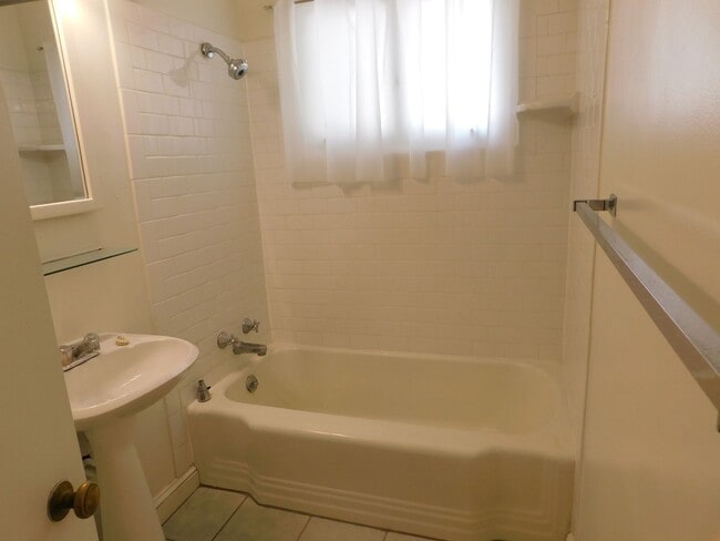 Building Photo - Close to CMU/St Mary's