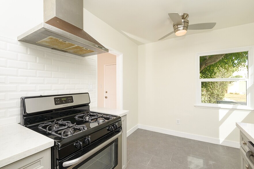 Building Photo - 1517 S Orange Grove Ave