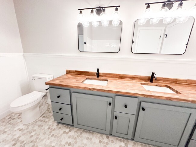 Building Photo - 4 bed/ 2 bath Single-Family Home