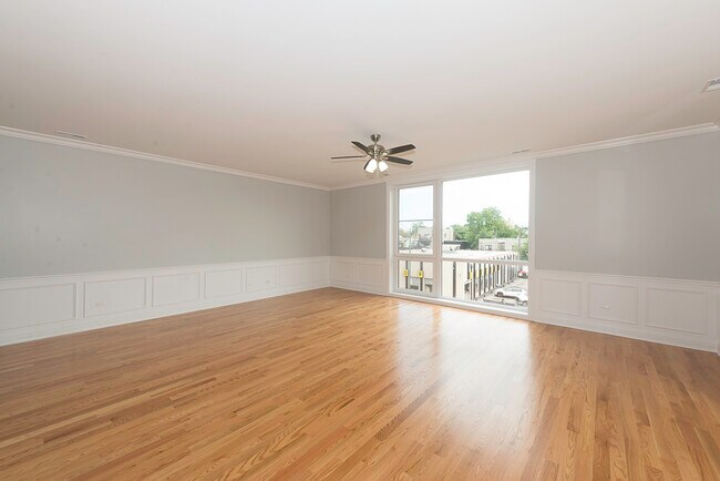 Building Photo - 520 N Western Ave