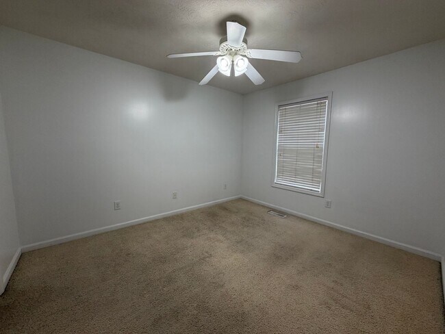 Building Photo - 1477 N Donahue Dr