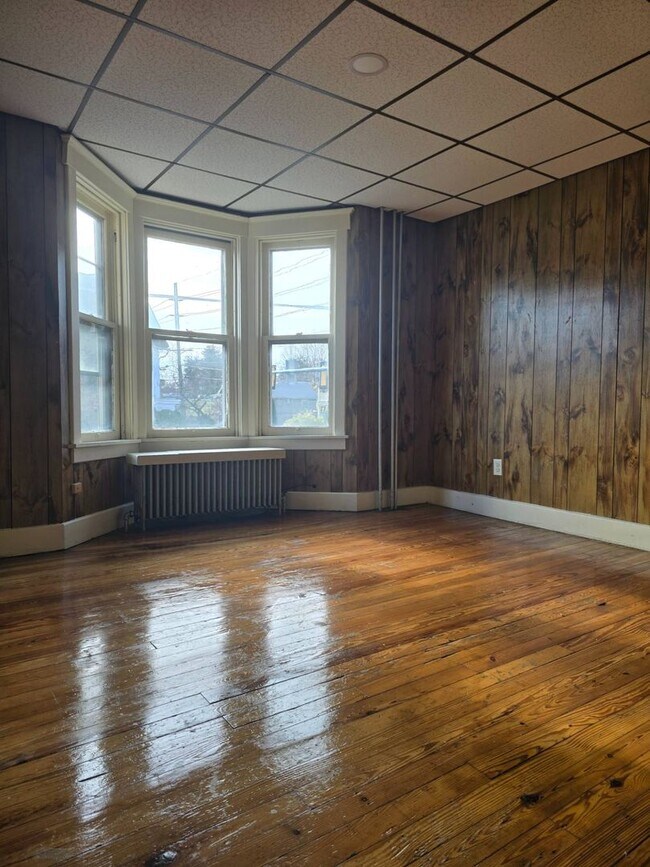 Building Photo - 4 Bedroom