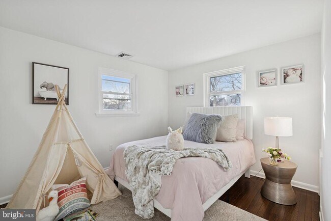 Building Photo - 303 Lemon St