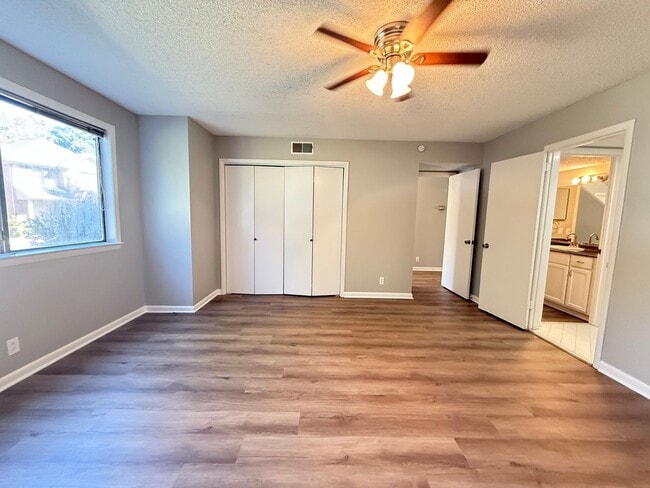 Building Photo - Bellevue!  2 Bedroom / 2 Bath House w/ Loft!  Renovated - Pet Friendly