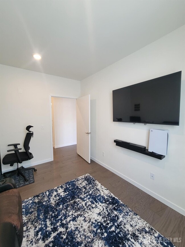 Building Photo - 231 Lorhan Dr