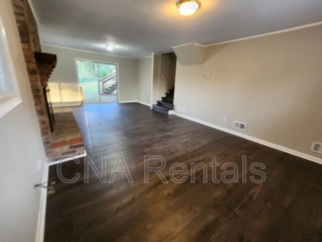 Building Photo - 3146 Vandiver Dr