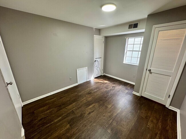 Building Photo - 542 5th Ave