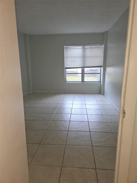 Building Photo - 4158 Inverrary Dr