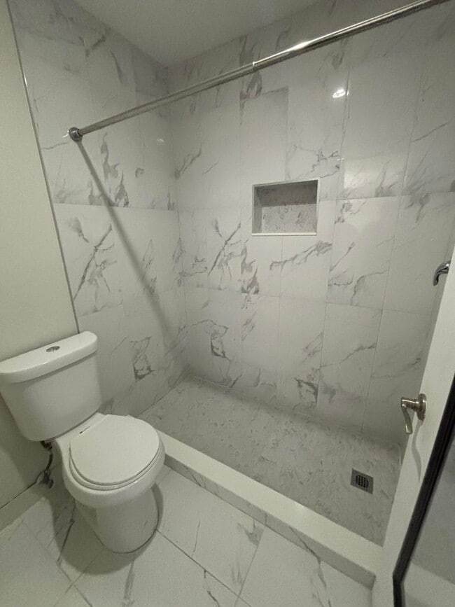 Building Photo - 510 Lakeview Dr E