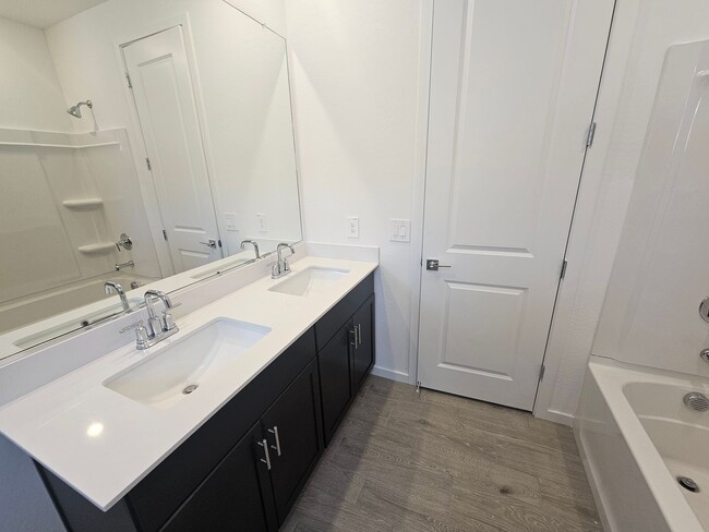 Building Photo - Beautiful new build w mountain views