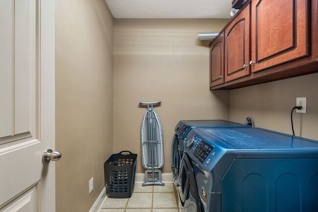 Building Photo - 3 Bedroom, 2 Bath, 1826 Heated Sq Ft Home ...
