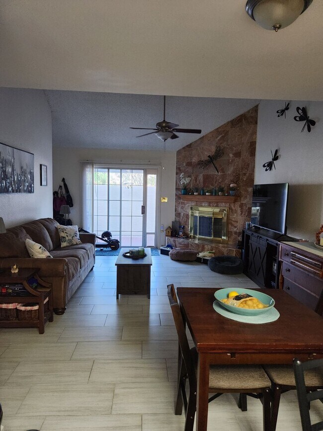 Building Photo - 905 S Lola Ln