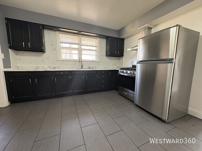 Building Photo - Spacious 2 Bed Townhome in South Burbs Chi...