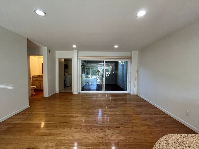 Building Photo - Westlake Village 4+2.5 w/pool, spa, green ...