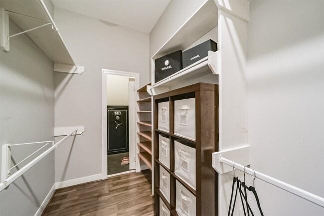 Building Photo - 9660 Fairdale Ln