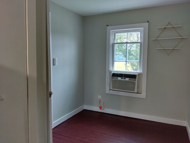 Building Photo - Adorable farmhouse ready for new long term tenants!  Available Now