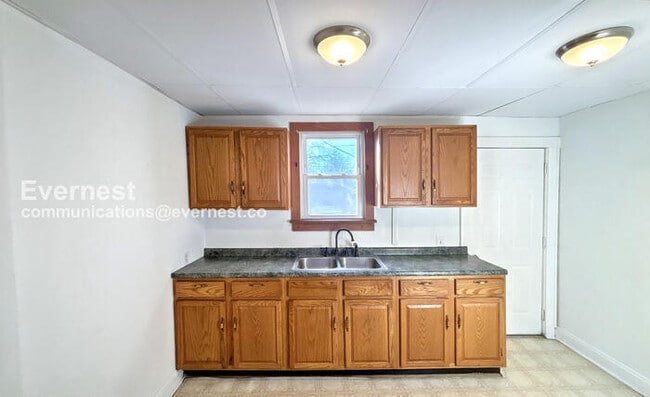 Building Photo - 3 Bed /1 Bath Townhome / Pet-Friendly / Vouchers Accepted / Available Now!