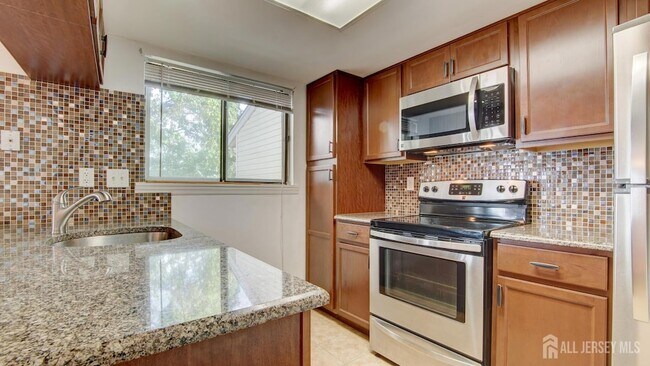Building Photo - 94C Salix Plaza