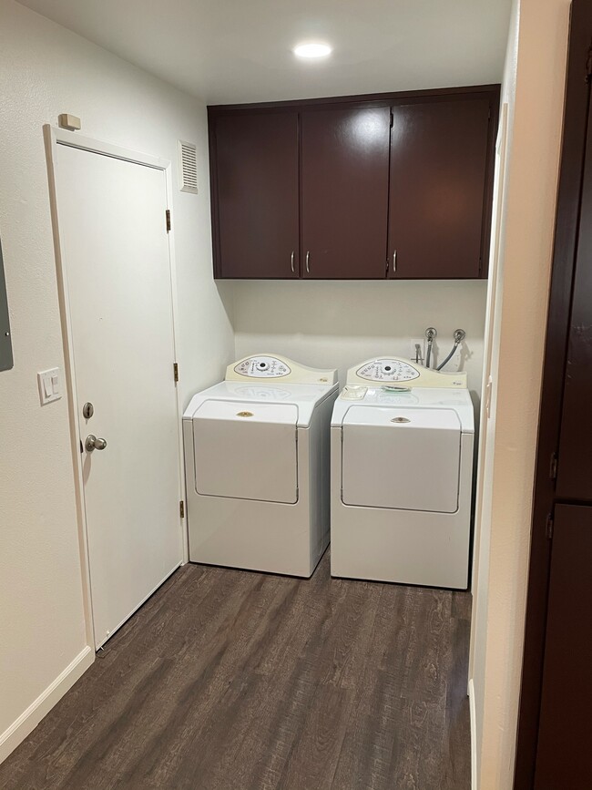 Building Photo - 2631-2631 V St