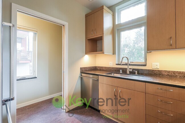 Building Photo - Modern Seattle Home Featuring Hardwood Floors and Style