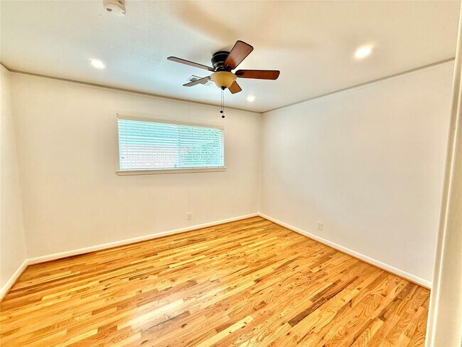 Building Photo - 5026 Redstart St